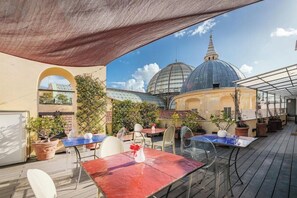 Outdoor dining - Attico Partenopeo B&B (Naples)