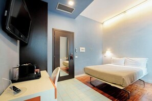 Premium bedding, Select Comfort beds, desk, free WiFi - Attico Partenopeo B&B (Naples)