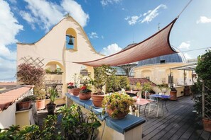 Outdoor dining - Attico Partenopeo B&B (Naples)