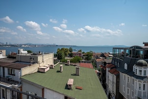Una terrazza sul tetto con vista sul mare e sullo skyline della città.