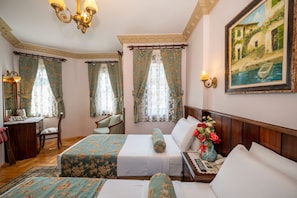 Surmatelas, minibar, coffres-forts dans les chambres, bureau