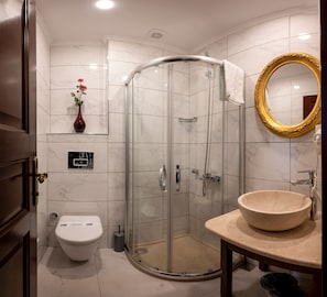 Bruser, hårtørrer, hjemmesko, bidet