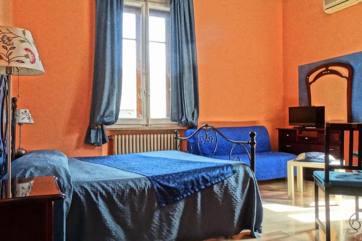 Cots/infant beds, rollaway beds, free WiFi