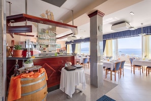 Breakfast, lunch and dinner served  - Hotel Viktorija (Seget)