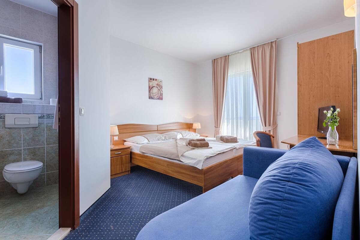 Double Room | Minibar, in-room safe, desk, soundproofing