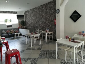 Daily cooked-to-order breakfast (EUR 3 per person) - Hotel Cristo Rei (Porto)