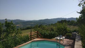 Kolam renang terbuka, payung kolam, kerusi lepak pantai