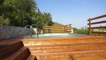 Piscine extérieure, parasols de plage, chaises longues
