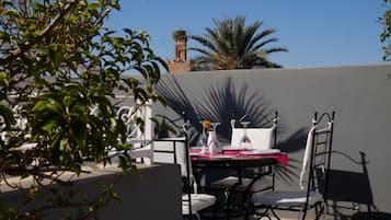 Se sirven desayunos, comidas, cenas y cocina local e internacional