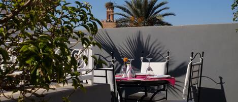 Frühstück, Mittagessen, Abendessen, lokale und internationale Küche