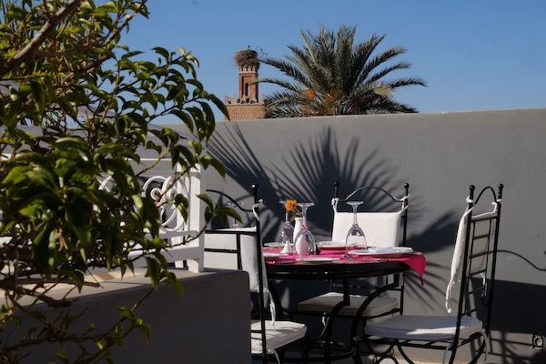 Se sirven desayunos, almuerzos y cenas; cocina local e internacional