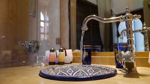 Bañera profunda, cabezal de ducha tipo lluvia