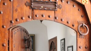 Una puerta de madera con el número 59 y un tirador de metal en forma de anillo.