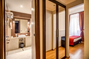 Chambre triple Standard | Salle de bain | Douche, articles de toilette (gratuits), séchoir à cheveux, bidet