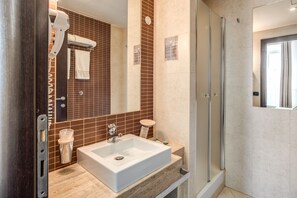 Standard-Doppelzimmer, 1 Schlafzimmer | Badezimmer | Dusche, kostenlose Toilettenartikel, Haartrockner, Bidet