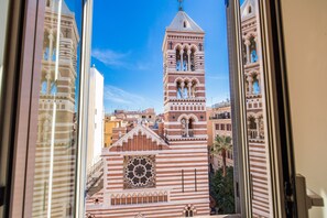 Vista de un edificio histórico con una torre destacada y un amplio ventanal circular.