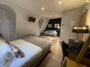 Junior Suite | In-room safe, soundproofing, iron/ironing board, free WiFi - Hotel Sete Colinas (Lisbon)