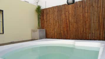 Tina de hidromasaje al aire libre