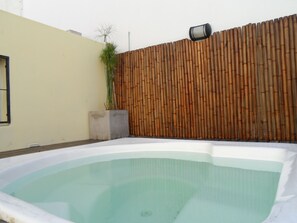 Outdoor spa tub - Sabatico Travelers Hostel & Guesthouse (Buenos Aires)
