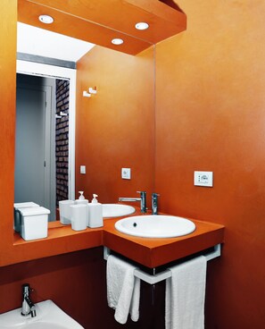 Double Room | Bathroom | Shower, free toiletries, hair dryer, towels