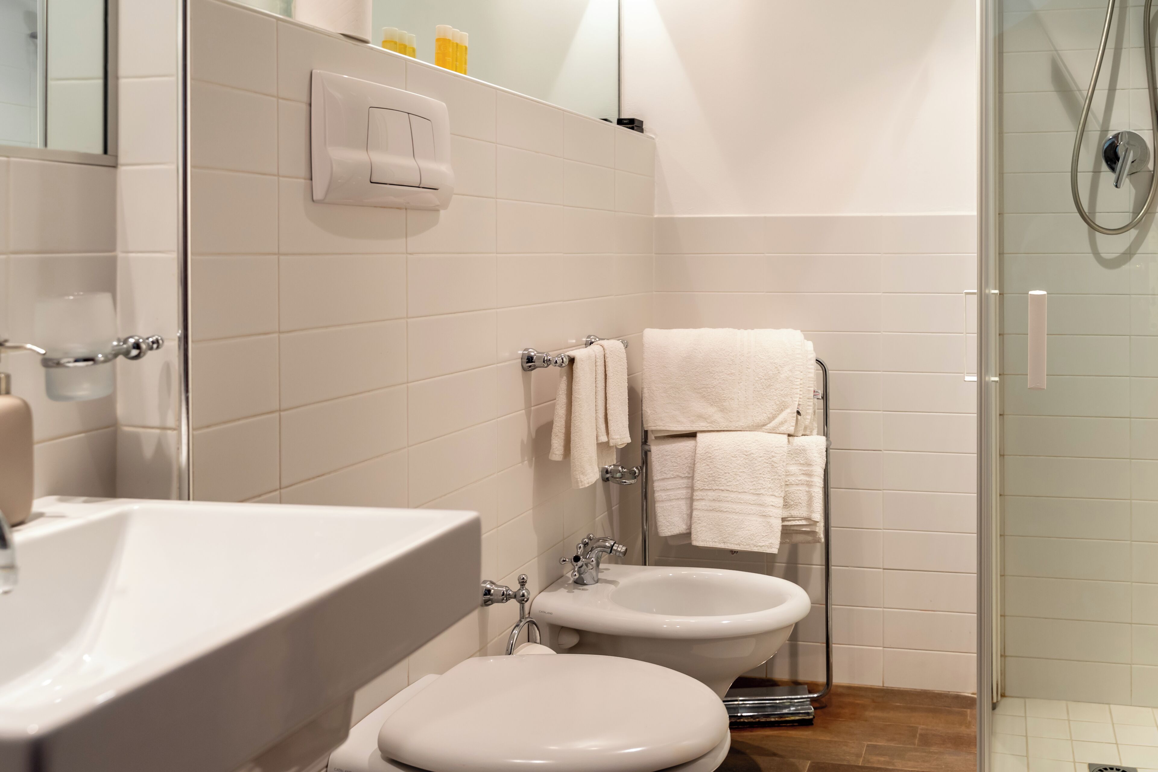 Dusche, kostenlose Toilettenartikel, Haartrockner, Hausschuhe