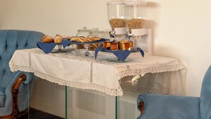 A buffet table with various food items and a cereal dispenser. - La Rosa dei Venti (Portopalo di Capo Passero)