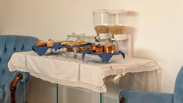 Se ofrece un desayuno bufé todos los días (por un coste adicional)
