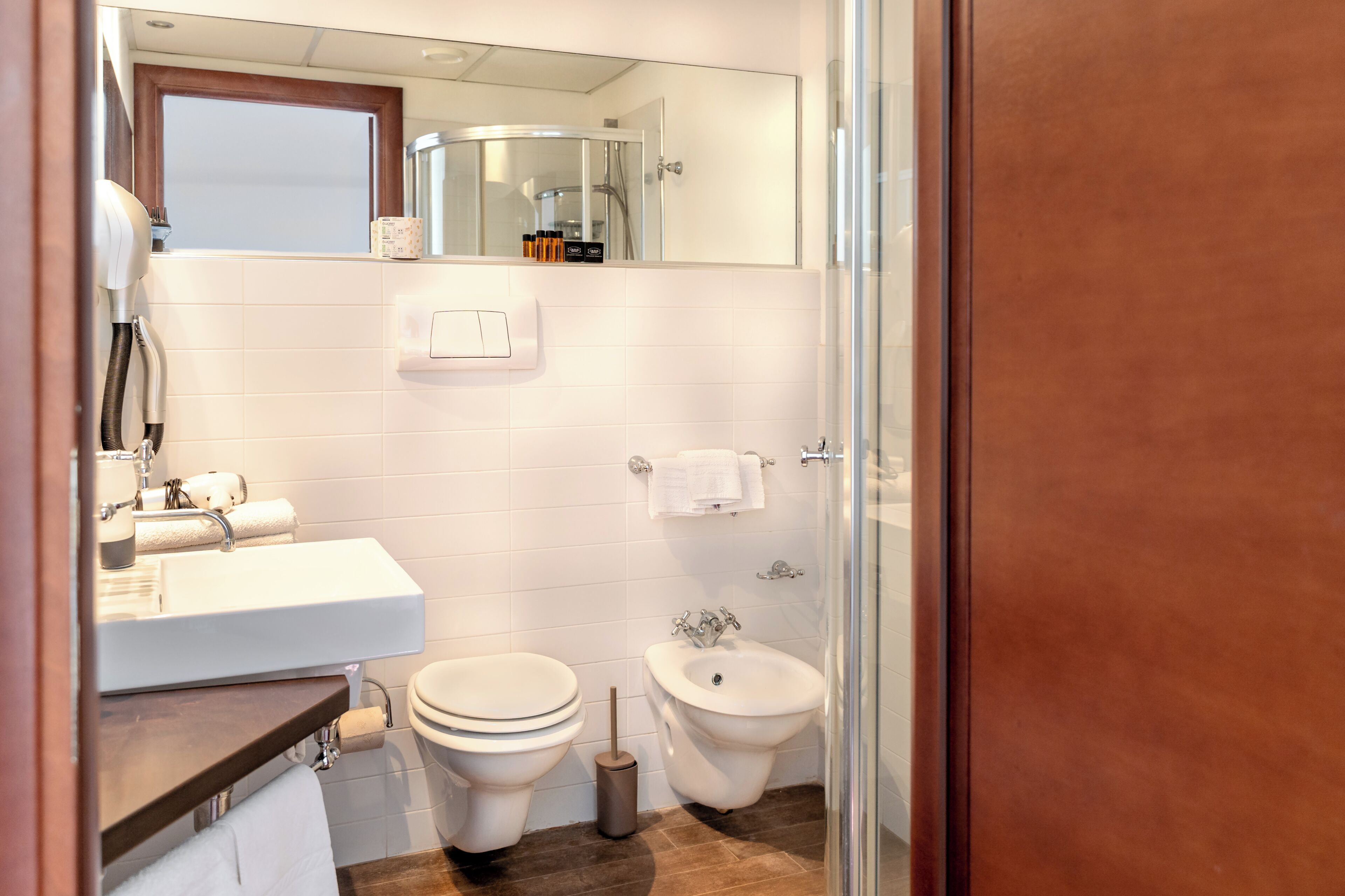 Chambre Triple Standard | Salle de bain | Douche, articles de toilette gratuits, sèche-cheveux, chaussons