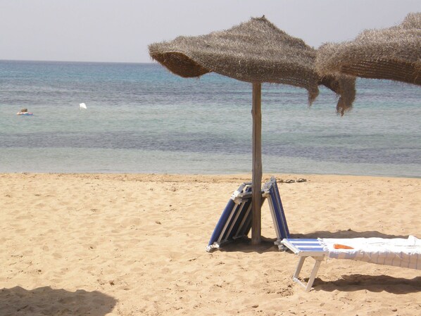 Plage privée à proximité, sable blanc, chaises longues, parasols
