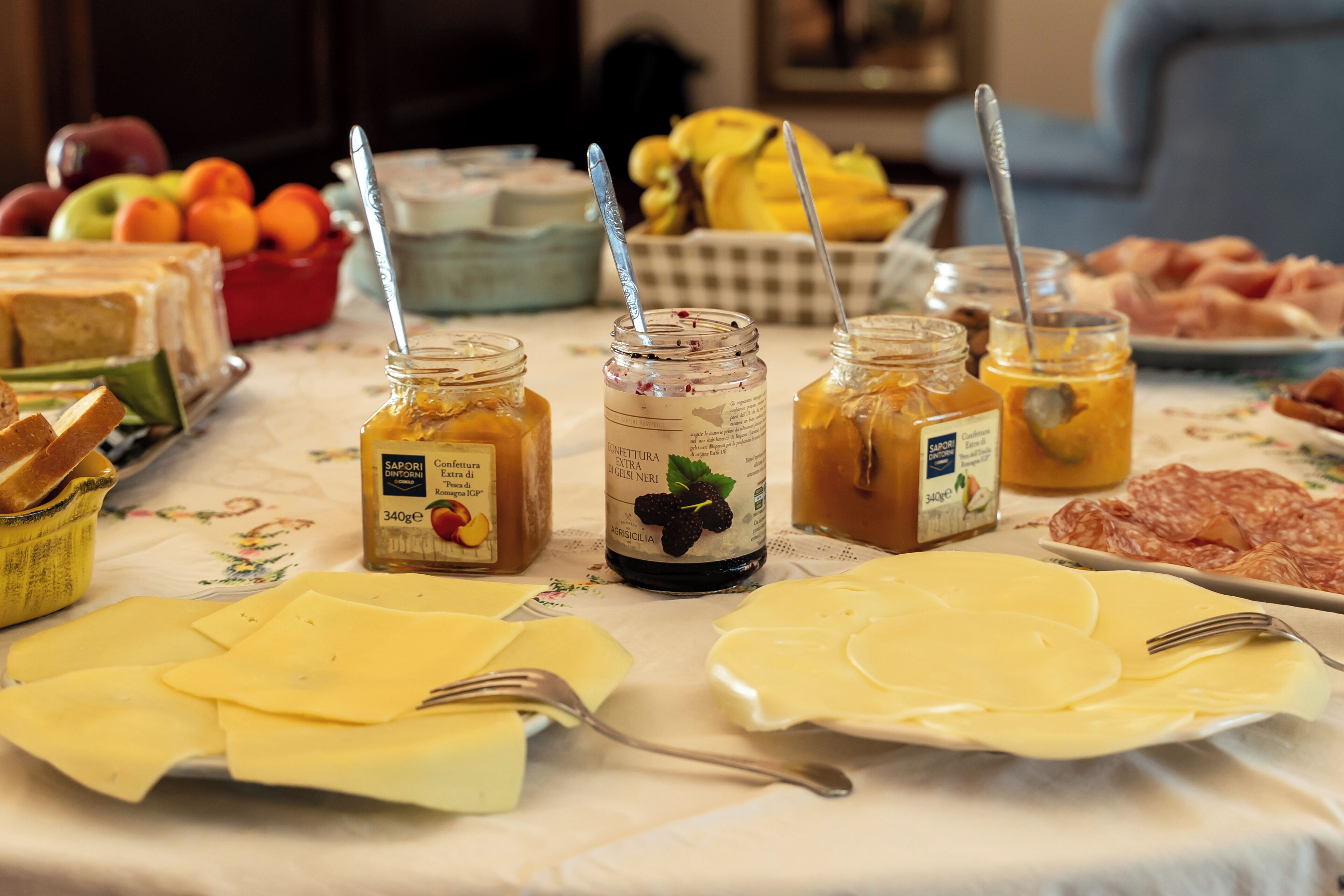 Ein reichhaltiges Buffet mit Käse, Obst und verschiedenen Beilagen.