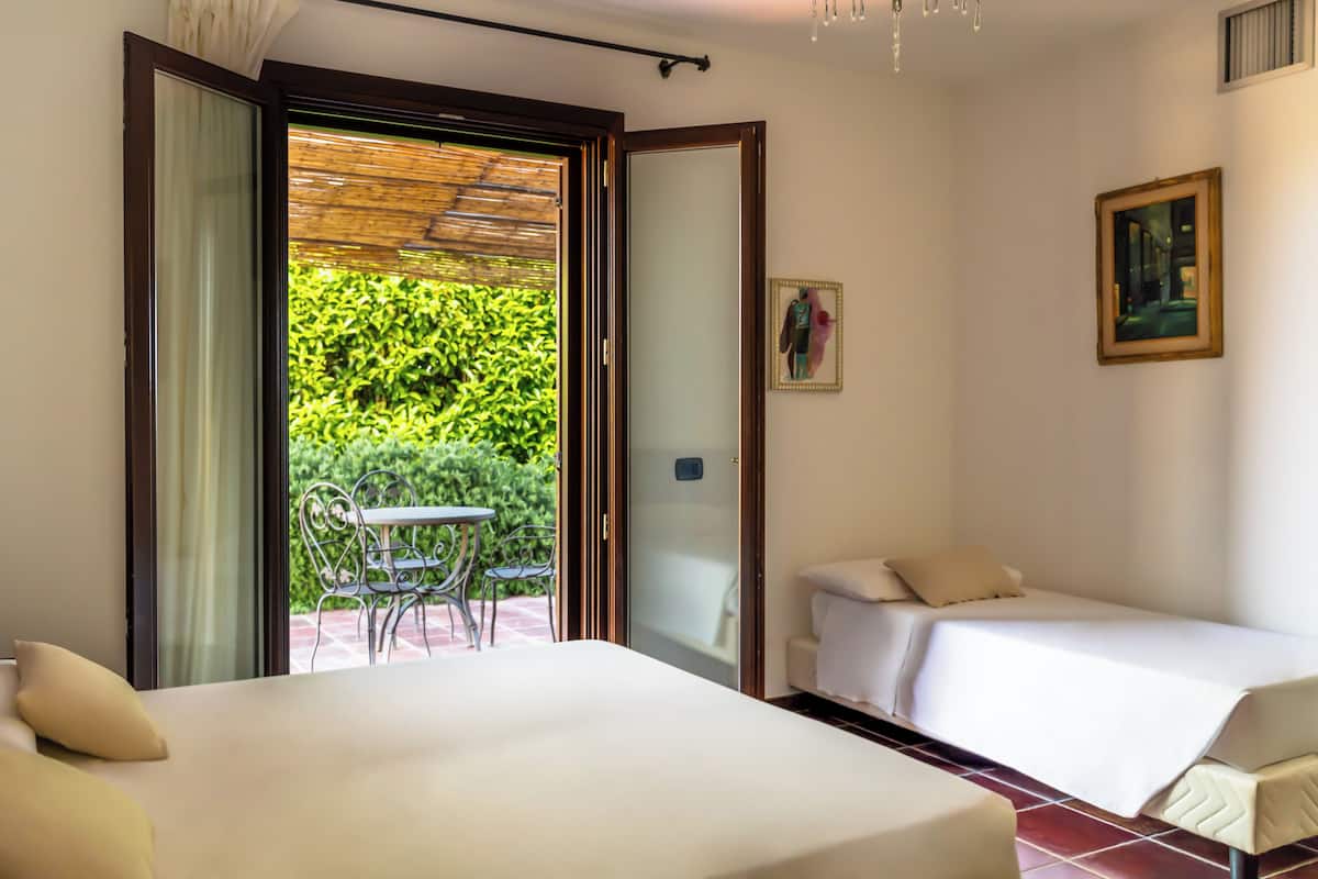 Habitación triple superior, Terraza | Sábanas italianas Frette, edredón, camas con efecto memoria y minibar 