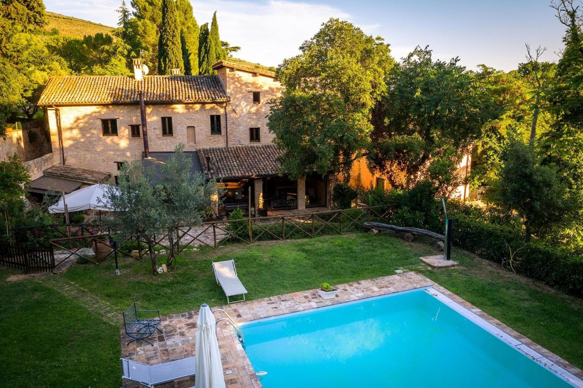 Piscina all'aperto, con ingresso dalle 10:00 alle 19:00, lettini