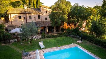 Piscina all'aperto, con ingresso dalle 10:00 alle 19:00, lettini