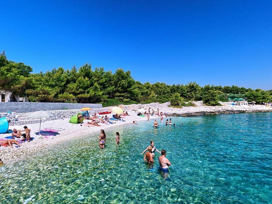 Nær stranden, strandbuss, strandhåndklær og 3 strandbarer