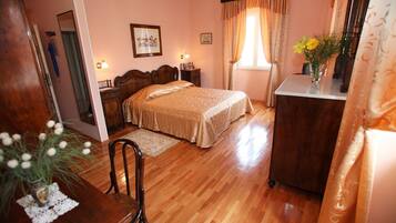 Comfort dubbelrum - 1 kingsize-säng - utsikt mot staden - mot havet | 1 sovrum, Select Comfort-madrasser och minibar