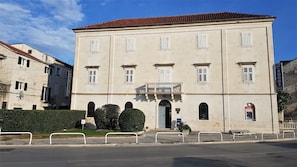 Vista frontal de la propiedad