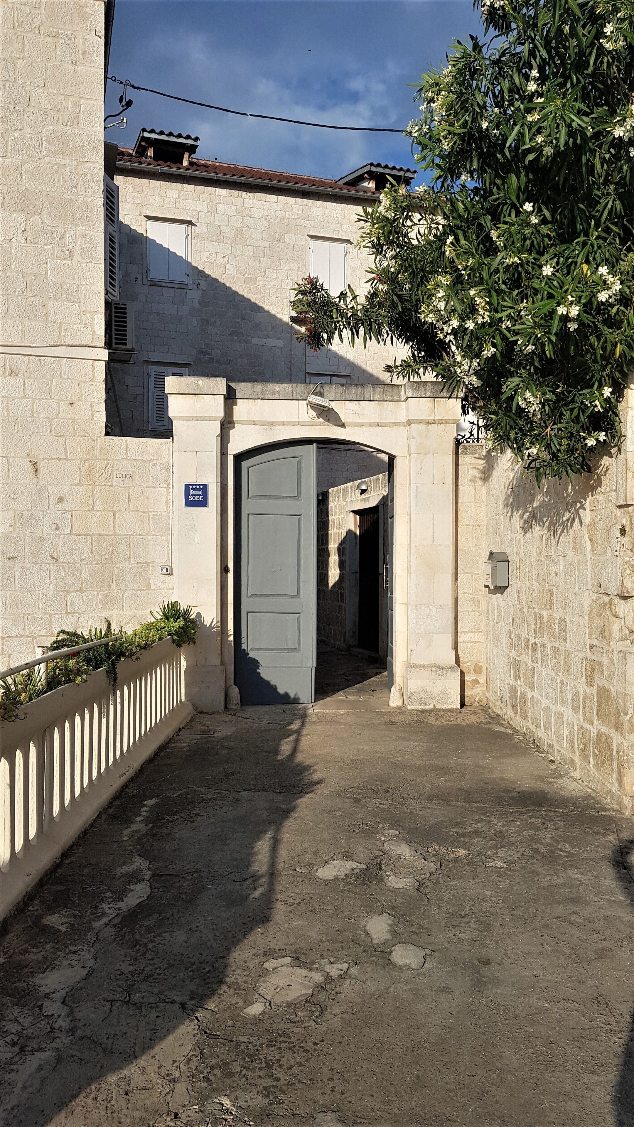 Entrada al alojamiento