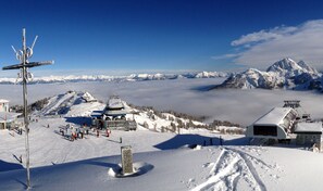 A ski resort with a chairlift, ski slopes, and mountain views. - Pension Waldkrieber (Hermagor-Pressegger See)