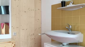 Habitación económica, 2 camas individuales | Insonorización, wifi gratis y ropa de cama