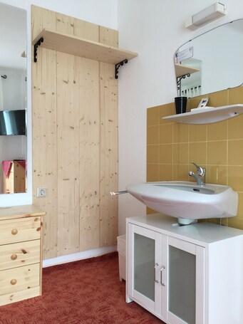Habitación económica, 2 camas individuales | Sistema de insonorización, wifi gratis, ropa de cama. Pension Waldkrieber