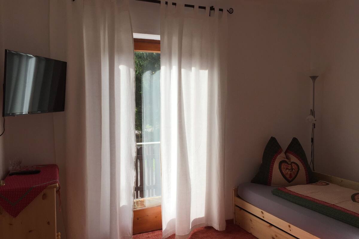 Economy Room, 2 Twin Beds | Soundproofing, WiFi (free), bed sheets