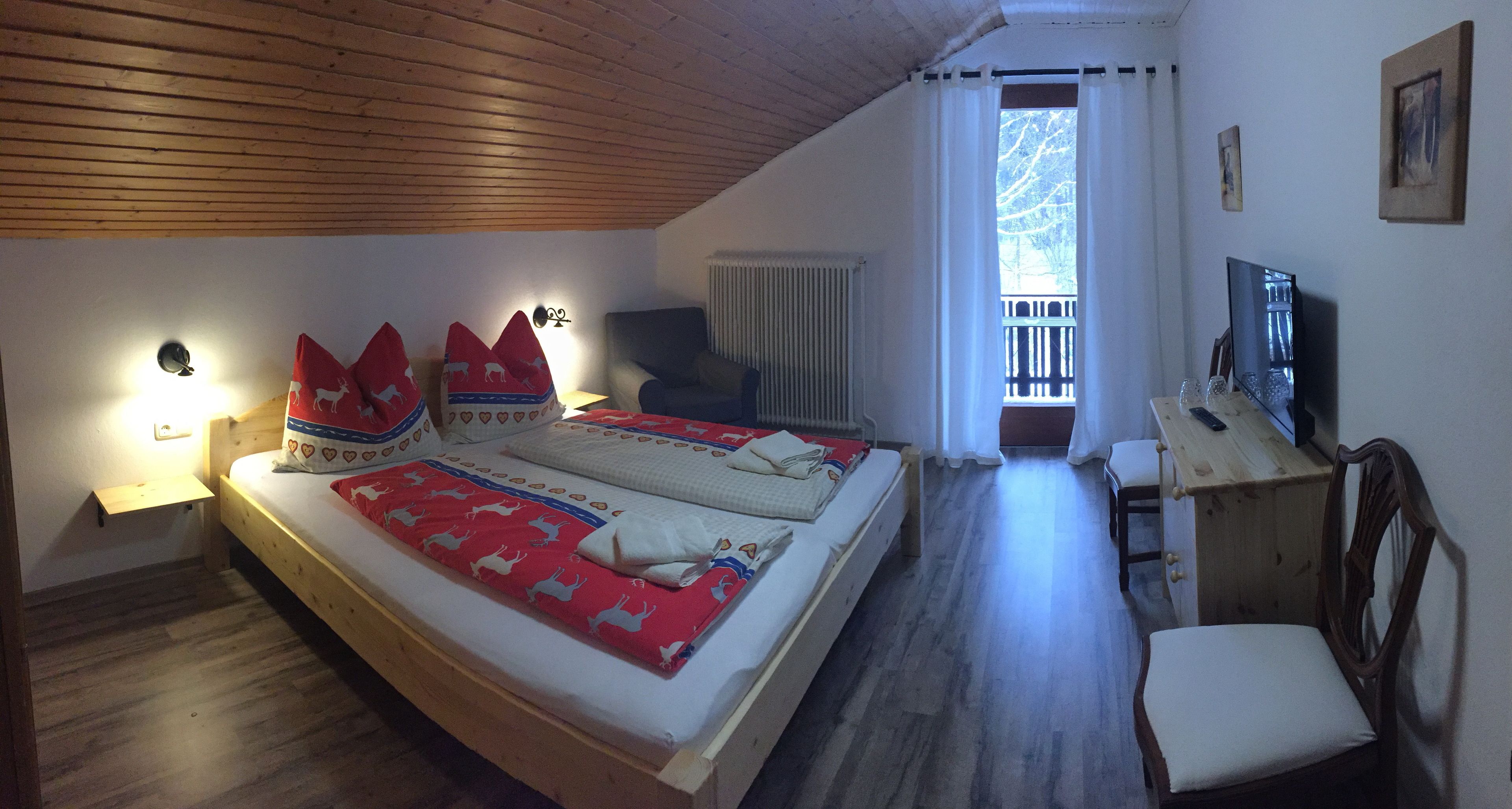 Habitación doble estándar, balcón, vista a la montaña | Insonorización, wifi gratis y ropa de cama 