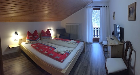Habitación estándar doble, balcón, vistas a la montaña | Sistema de insonorización, wifi gratis, ropa de cama. Pension Waldkrieber