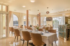 Breakfast, lunch, dinner served; beach views - Villa Mediterana (Seget)