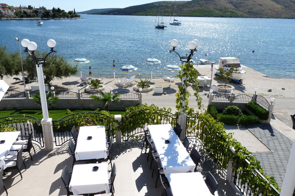 En la playa, camastros, sombrillas y toallas de playa