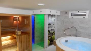 Sauna, hot tub
