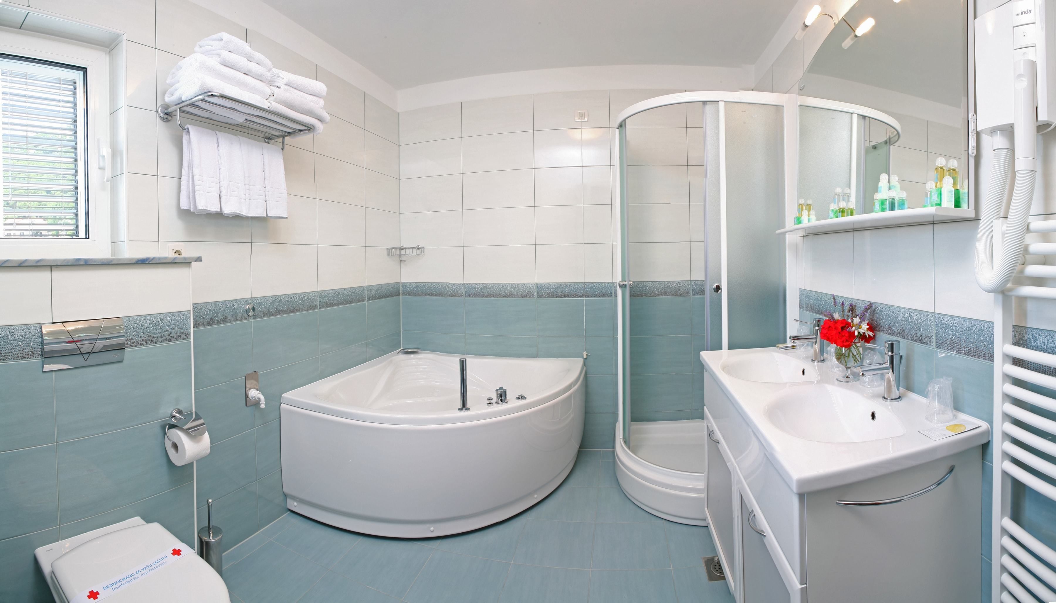 superior apartment (penthouse) | bathroom | jetted bath, free toiletries, hair dryer, towels