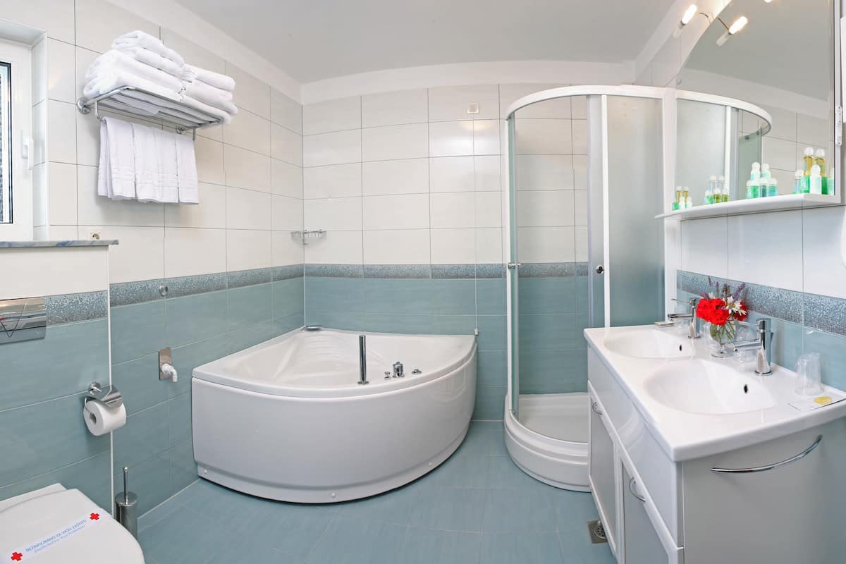 superior apartment (penthouse) | bathroom | jetted bath, free toiletries, hair dryer, towels