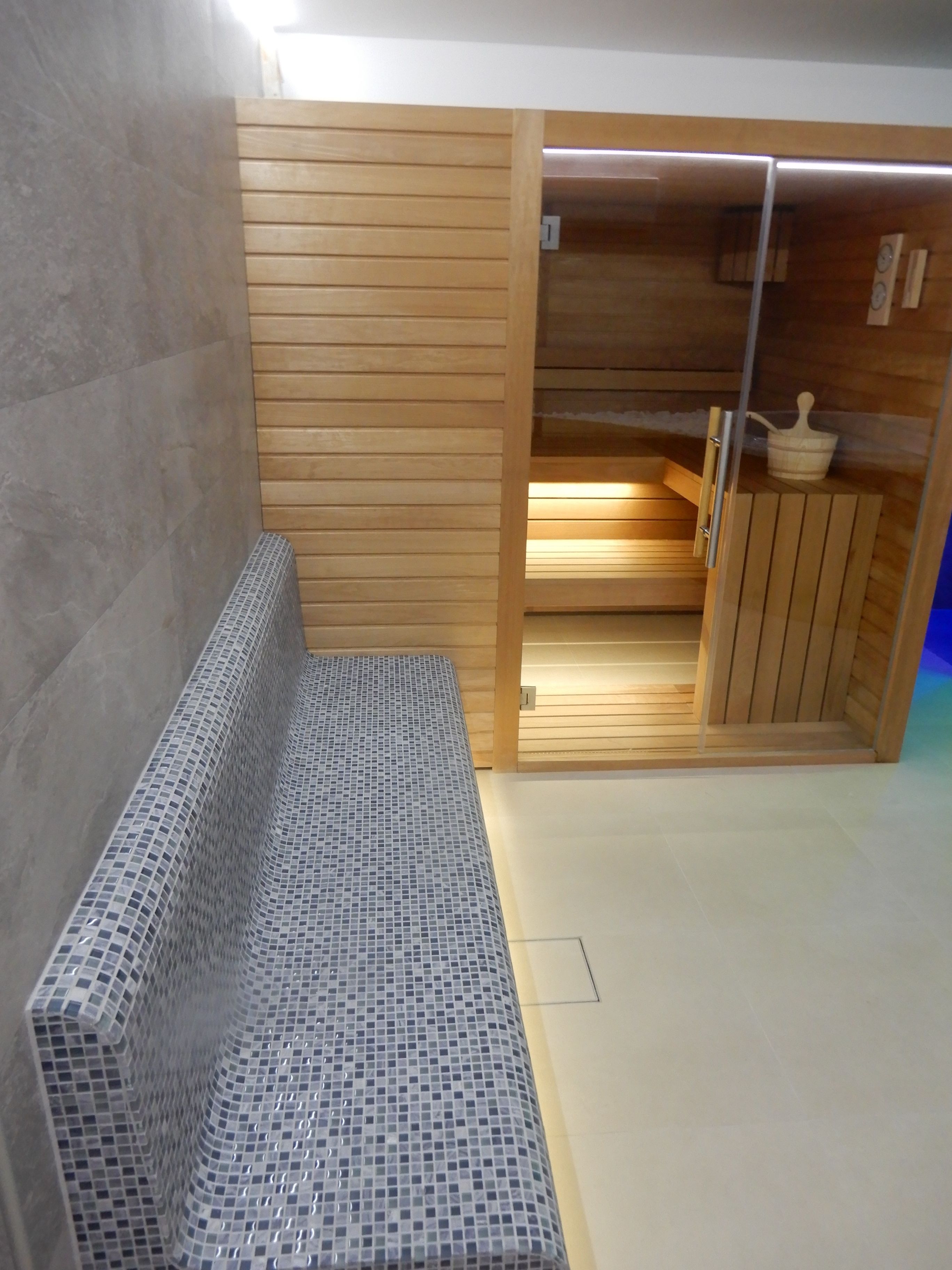 sauna, hot tub