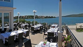 Frühstück, Mittagessen, Abendessen, Blick auf den Strand